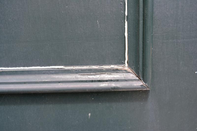 Closeup buitendeur. Afgebladderde verf repareren